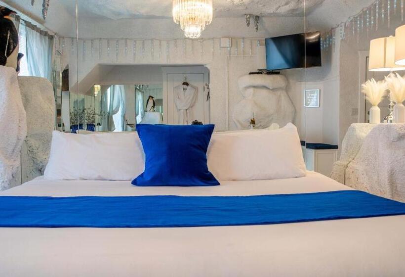 Номер Стандарт Вид на Сад, The Anniversary Inn   Logan