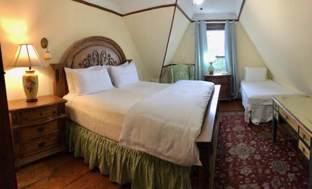 Номер Стандарт, Cedar Crest Inn