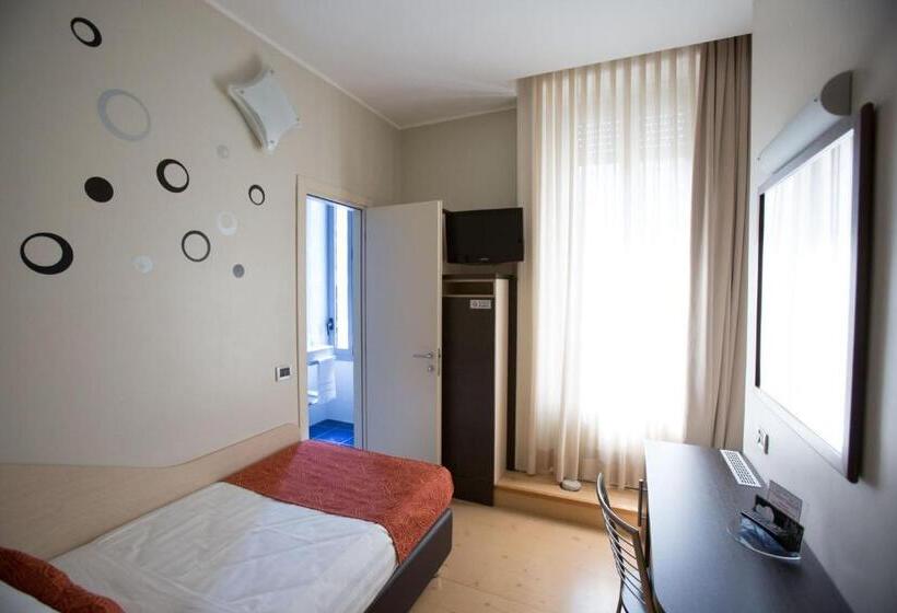 اتاق استاندارد یک نفره, Piacenza