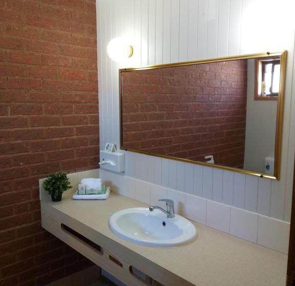 Номер Стандарт, Country Mile Motor Inn