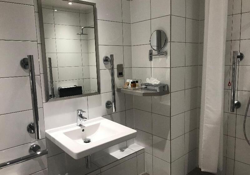 Номер Стандарт Адаптированный для Инвалидов, Holiday Inn London Shepperton, An Ihg