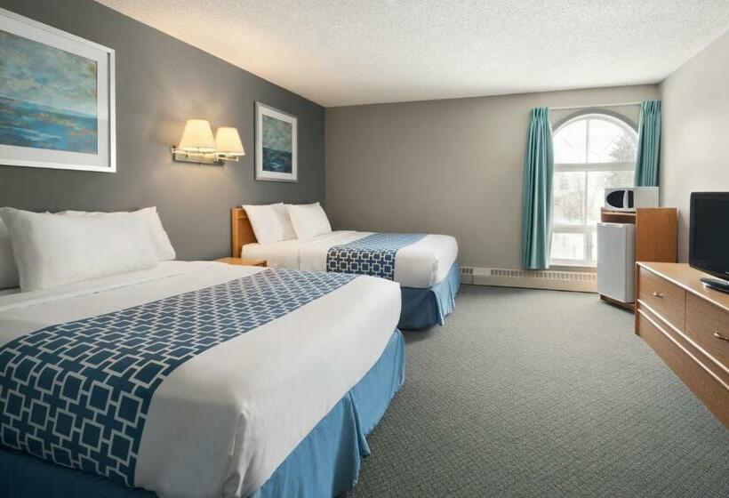 Номер Deluxe, Travelodge By Wyndham Edmonton Airport