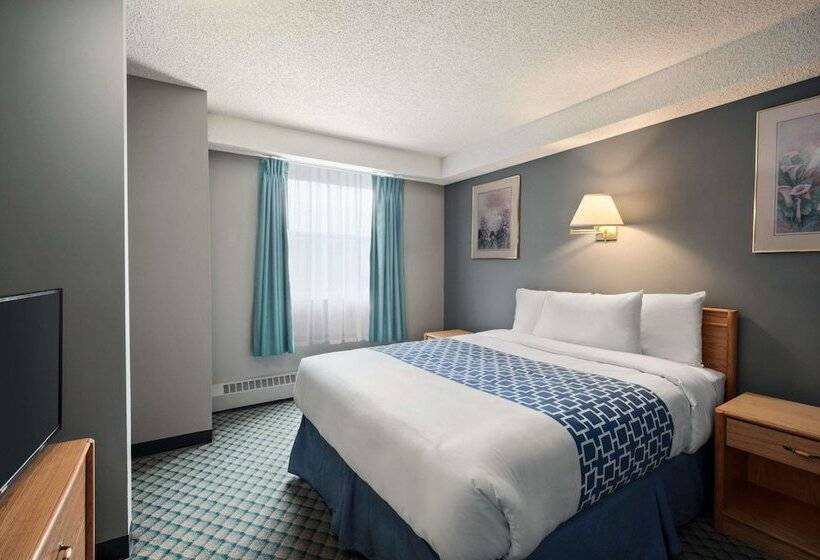 Люкс, Travelodge By Wyndham Edmonton Airport