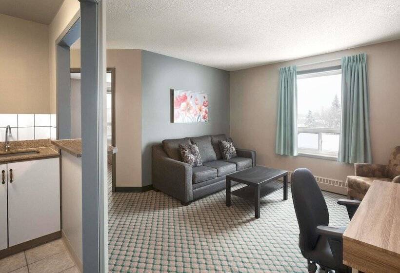 Люкс, Travelodge By Wyndham Edmonton Airport