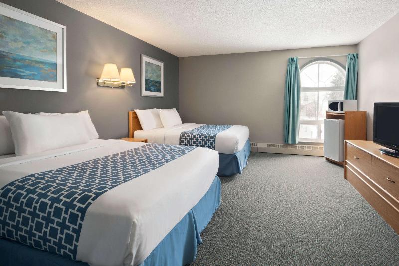 Люкс, Travelodge By Wyndham Edmonton Airport