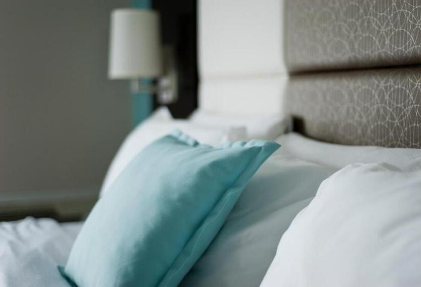 سوئیت جونیور با ماساژ آبی, Visitor S Inn
