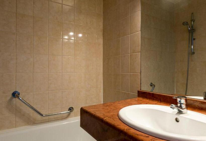 Трехместный Номер Superior, Logis   Belle Hôtel, Lille Ouest