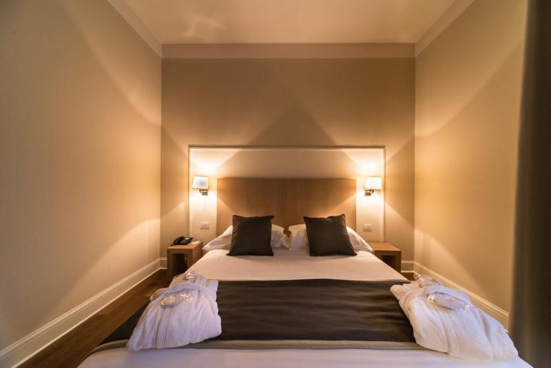 Номер Стандарт Трехместный, Brit Hotel Aux Sacres Reims Centre