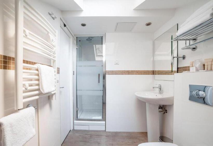 Standard Triple Room with Terrace, George  Astotel