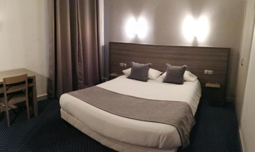 Семейные Апартаменты 3 Спальни, Logis Hôtel Saint Jacques