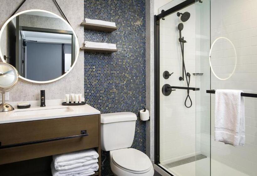 带大床的豪华间, Indigo Chattanooga   Downtown, An Ihg