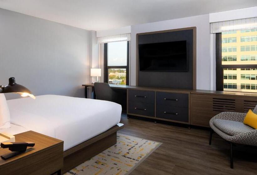 适合残疾人士使用的带超级大床的标准间, Indigo Chattanooga   Downtown, An Ihg