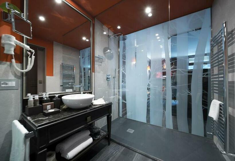 Prestige Triple Room, Spinale