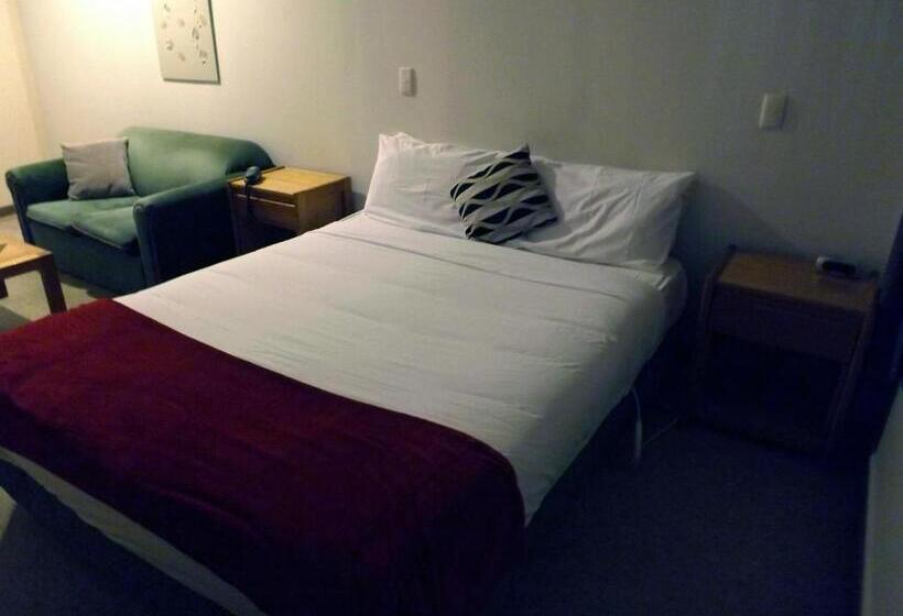 استودیوی استاندارد, Karaka Tree Motel