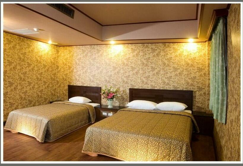 اتاق استاندارد سه نفره, Lee Chan