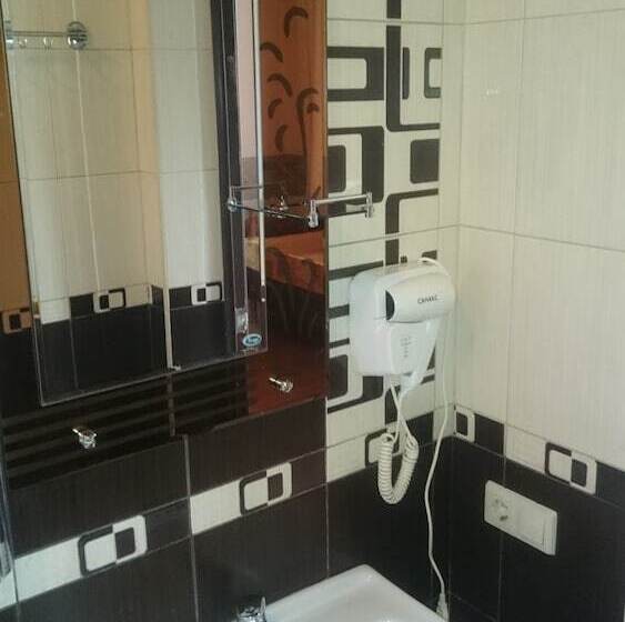 سوییت لوکس, Vavilon   Hostel