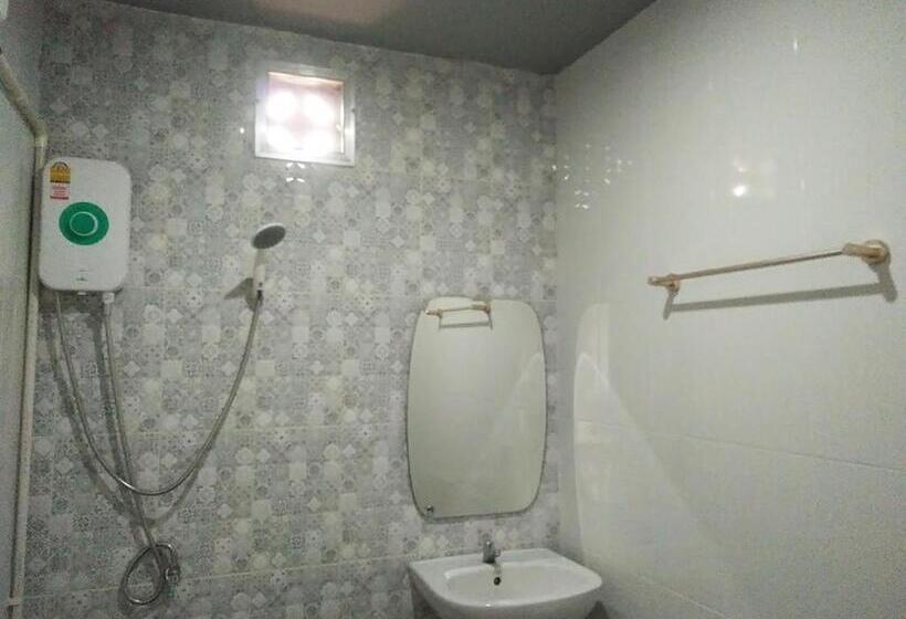 اتاق لوکس با چشم‌انداز شهر, In Phuket House
