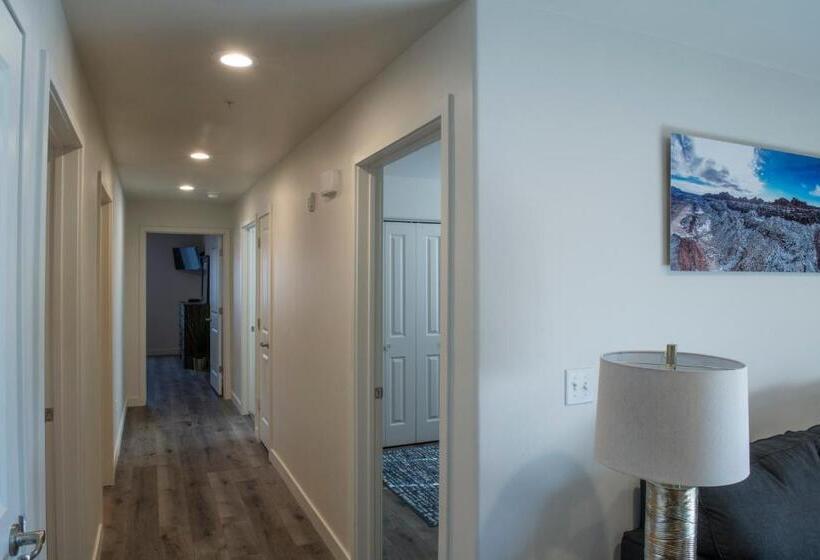 آپارتمان 1 خوابه با بالکن, Moab Redcliff Condos