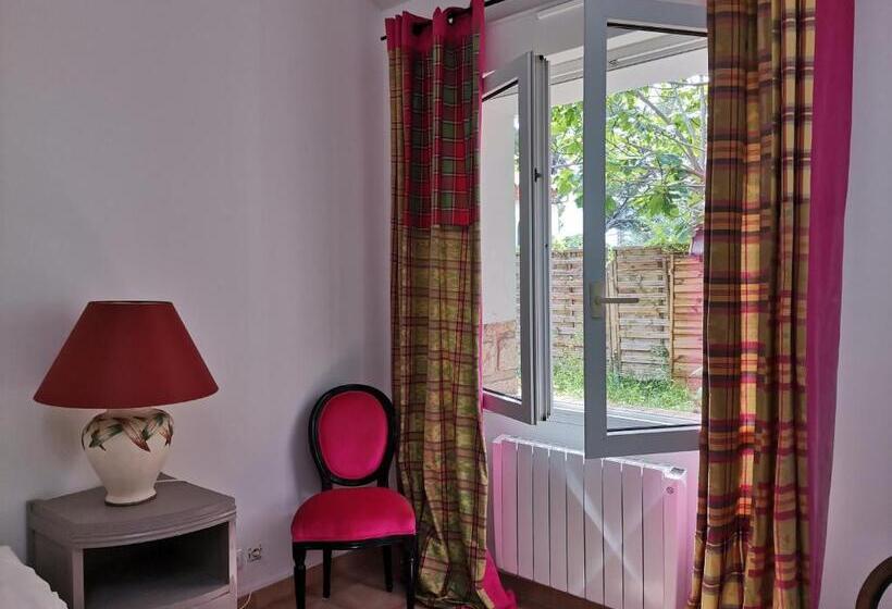 标准四人间共用浴室, Cassis Hostel Les Heures Claires