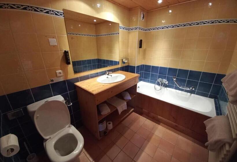 اتاق استاندارد سه نفره, Chalet Hotel Le Mont Bisanne