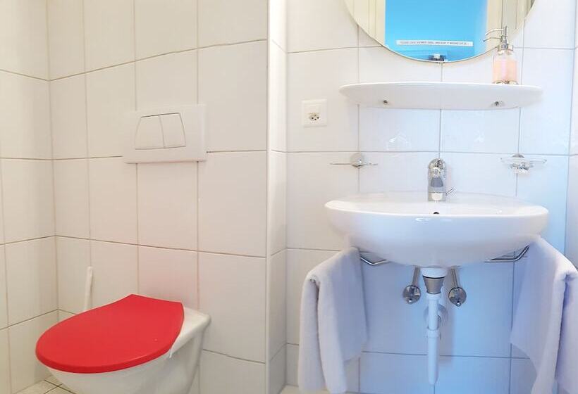 اتاق استاندارد چهار تخته, Adventure Guesthouse