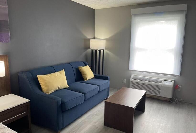 Люкс Deluxe Кровать Кинг, Luxor Inn & Suites, A Travelodge By Wyndham