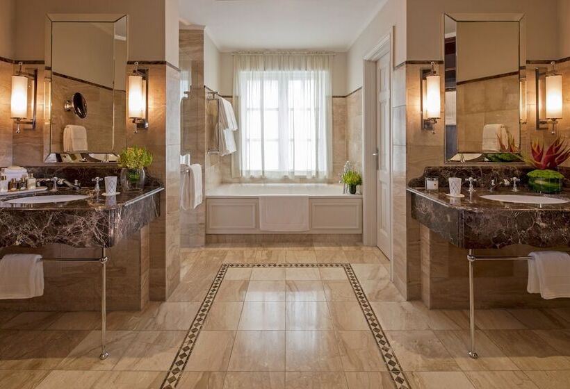 带观景的豪华间, Four Seasons Hotel The Westcliff