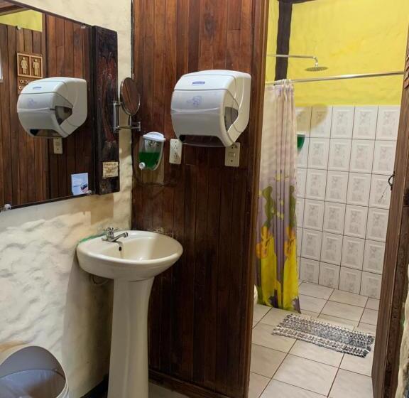 اتاق استاندارد با سرویس بهداشتی مشترک, Cabinas Vista Al Golffo