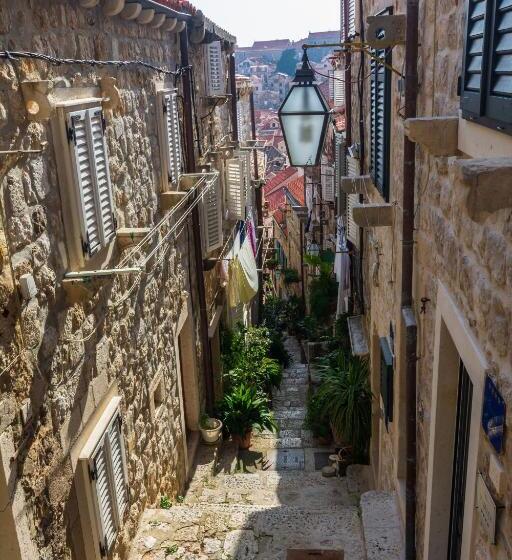 اتاق استاندارد, Katarina Old Town