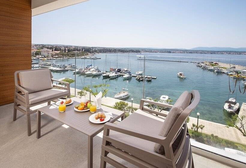 اتاق لوکس با بالکن و چشم‌انداز دریا, Luxury Hotel Riva