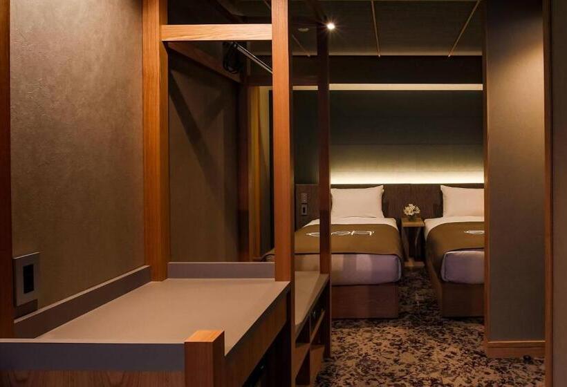 Quarto Deluxe, Eph Takayama