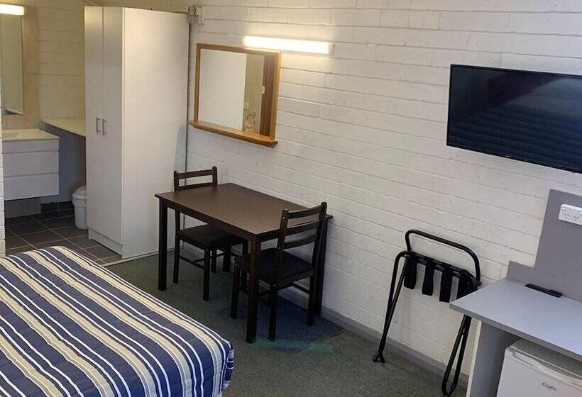 غرفة عائلية, Finley Motel