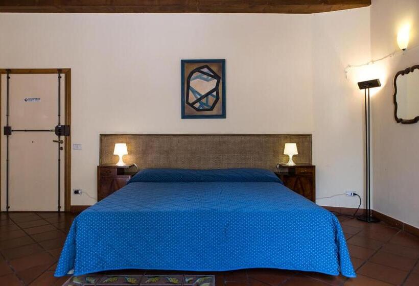 استودیوی استاندارد, Piazza Paradiso Accommodation