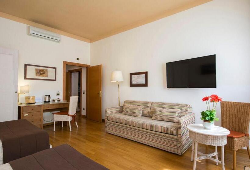 اتاق خانوادگی, Piazza Paradiso Accommodation