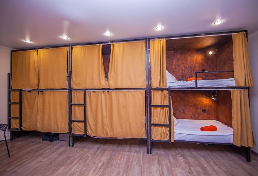 ルームシェアのワンベッド, Proloft Hotel & Hostel