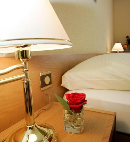 Номер Стандарт, Hôtel Le National