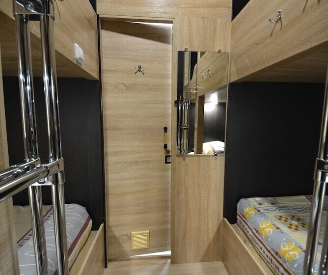 이코노이 4인룸, Capsule Hotel Aloha