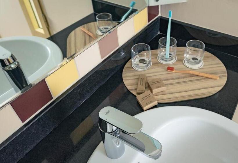 Quarto Superior, Robinson Camyuva   Adults Only