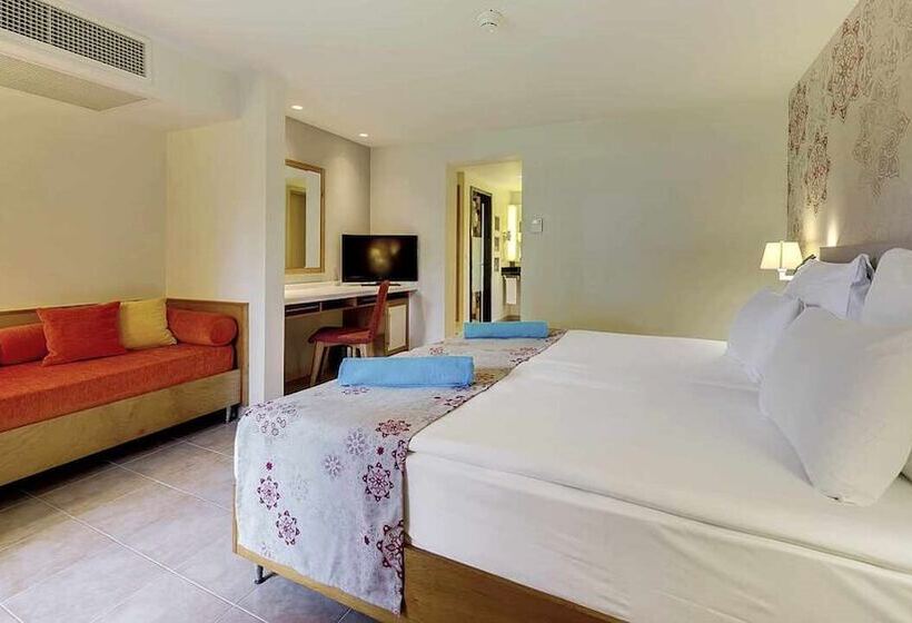 Quarto Economy, Robinson Camyuva   Adults Only