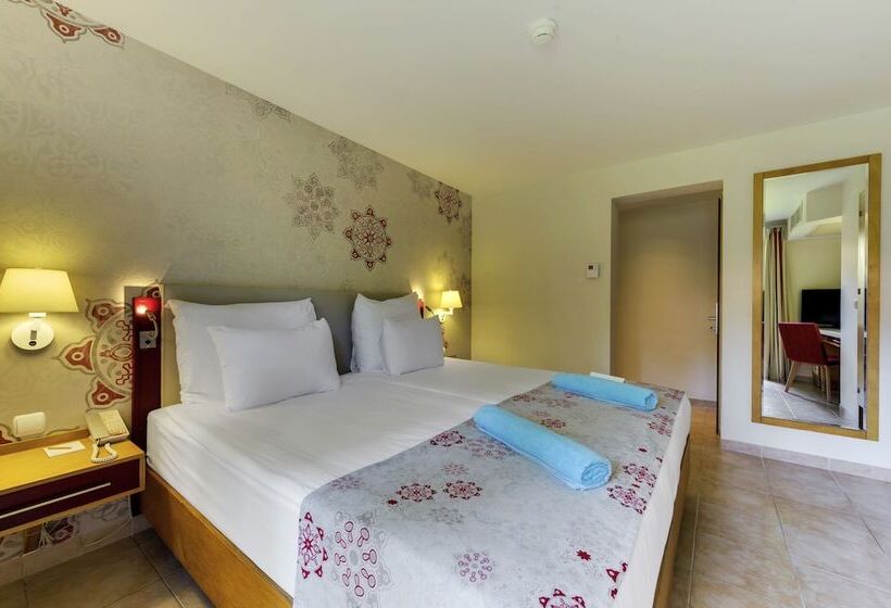 Quarto Superior, Robinson Camyuva   Adults Only