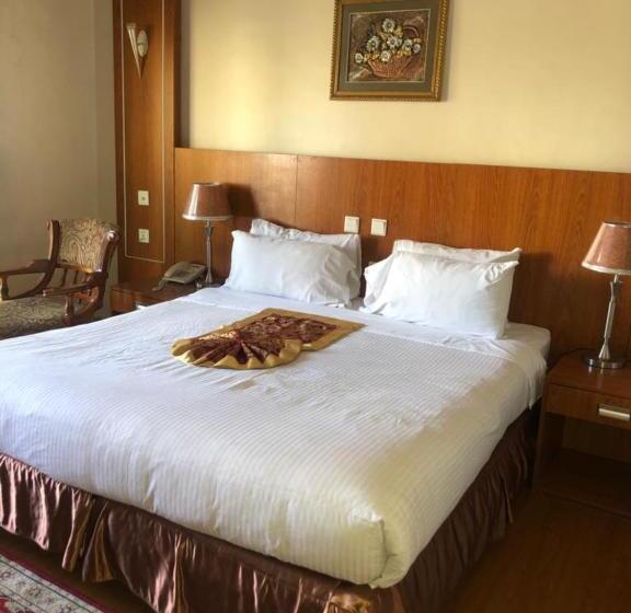 سوییت جونیور, Emmad Furnished