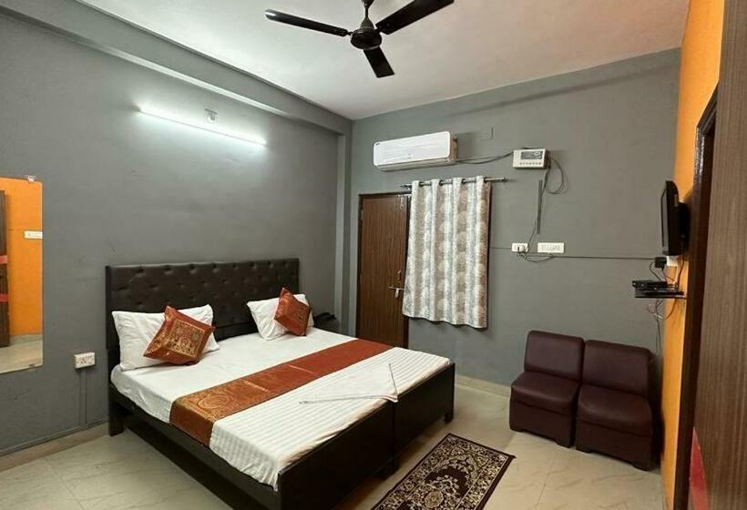 اتاق لوکس, Aparajita