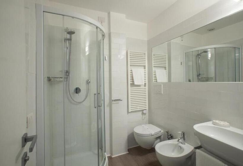 اتاق استاندارد سه نفره, Domus Roma