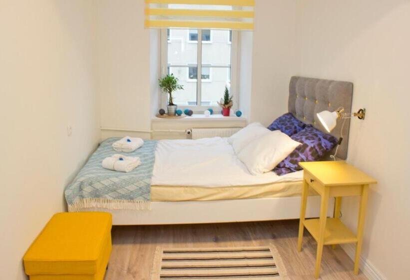 经济房, Chillout Hostel