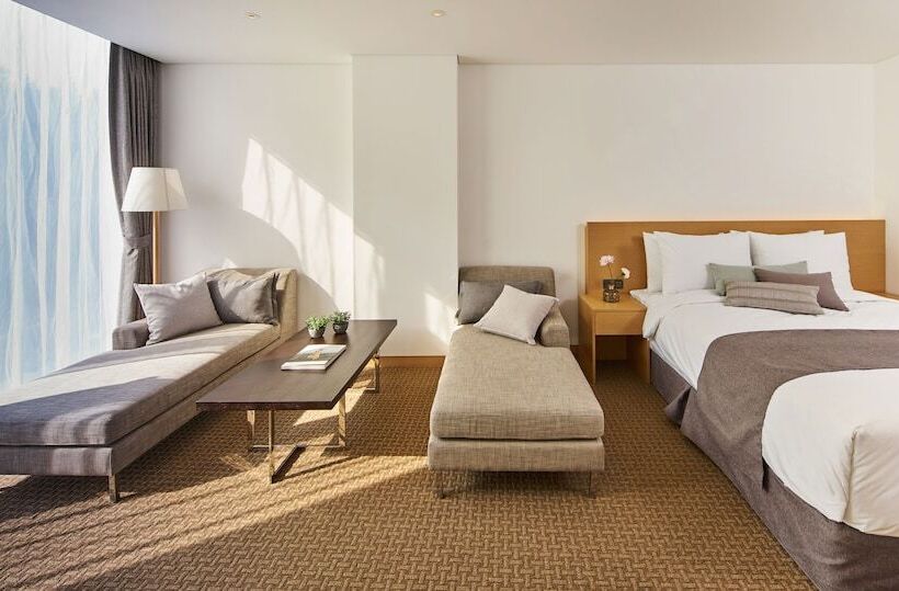 Quarto Familiar, Naksan Beach