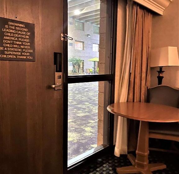 Номер Стандарт Вид на Бассейн, Best Western Plus Kelly Inn