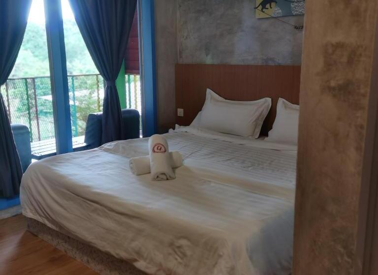 اتاق لوکس با بالکن, Rick Resort Teluk Intan