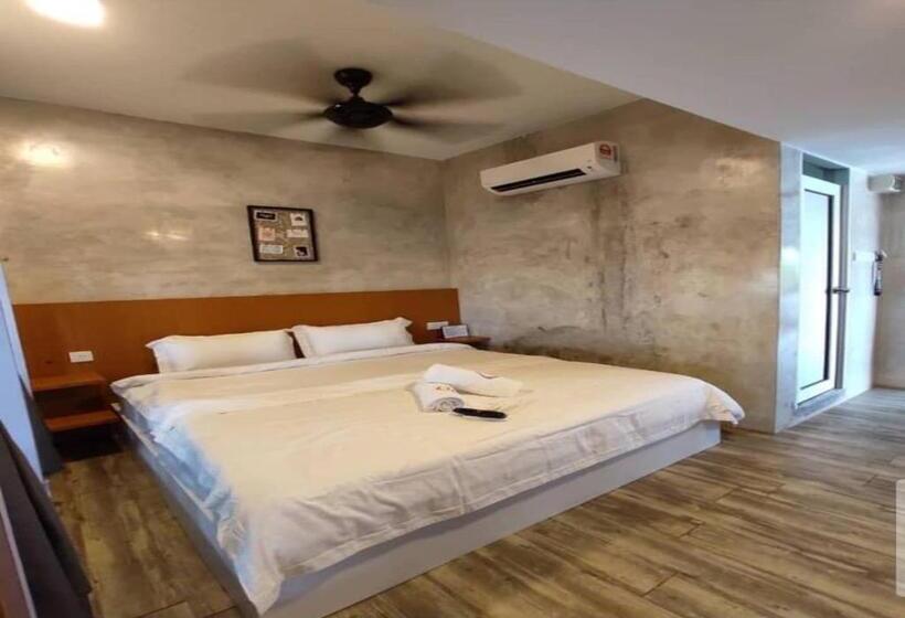 اتاق لوکس با بالکن, Rick Resort Teluk Intan