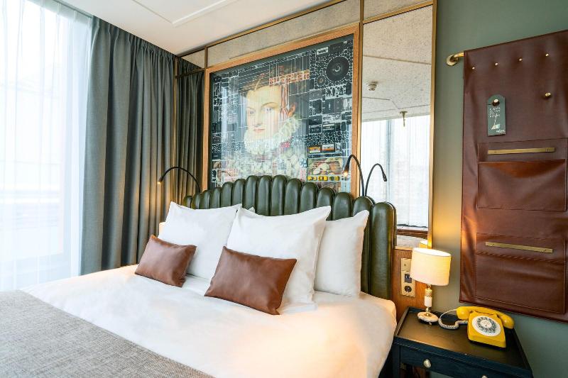 Deluxe Room, The Collector