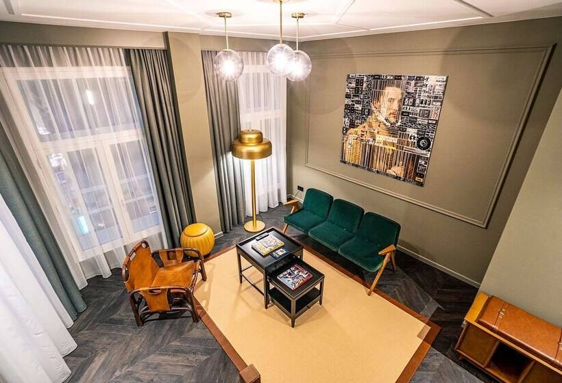 Standard Room, The Collector